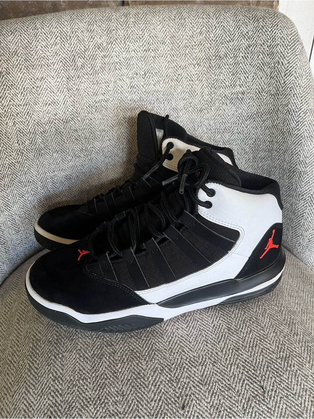 Jordan Max Aura Black White Red Sneakers Big Kids Size 6Y AQ9214-101 - Picture 3 of 7